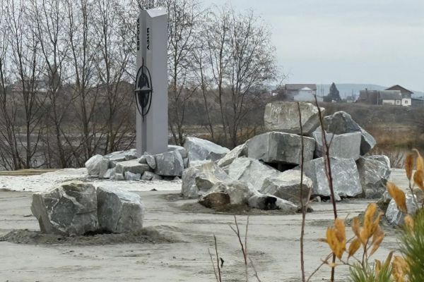 Стелу «Европа-Азия» установили на границе двух частей света в Арамили