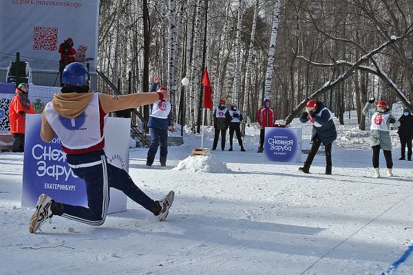 В Парке Маяковского прошла битва на снежках. Это была настоящая снежная заруба