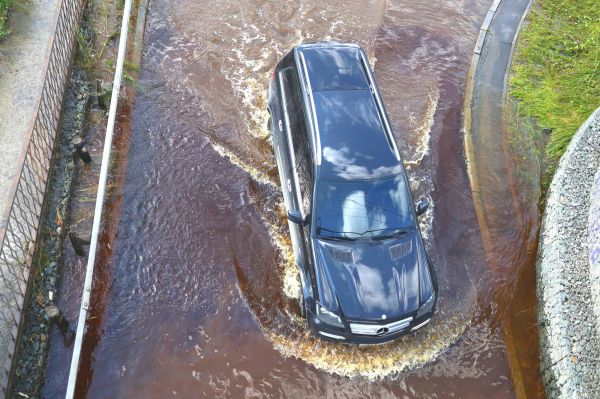 Один из двух ушел под воду. Показываем, как выезд из удаленного микрорайона Екатеринбурга затопило из-за разлива реки Патрушихи