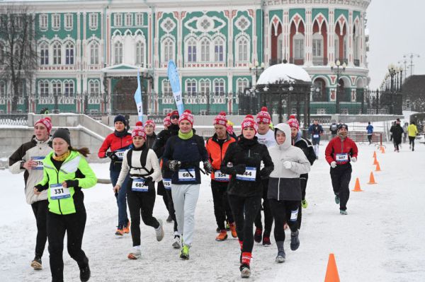 Около двух тысяч человек пробежали зимний полумарафон «Европа-Азия» в Екатеринбурге
