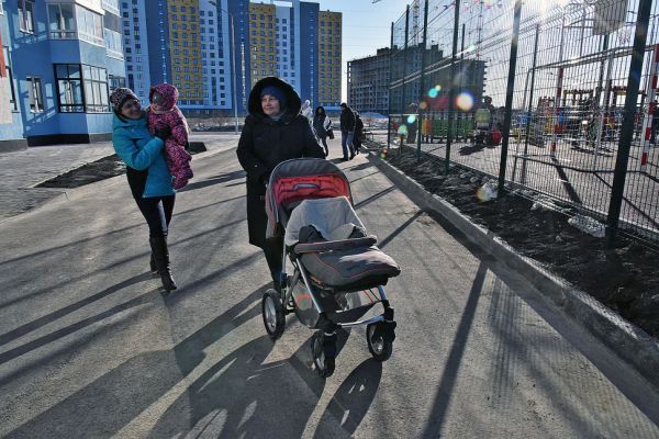 Семейная ипотека, социальные пенсии, экзамены для мигрантов: новое в законах с апреля 2025 года