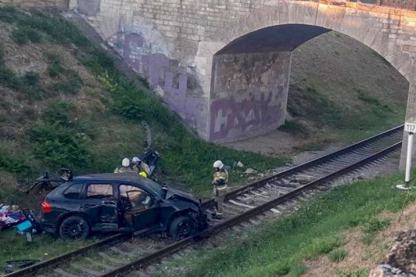 Туристы из Екатеринбурга снесли ограждение и упали с моста в Крыму