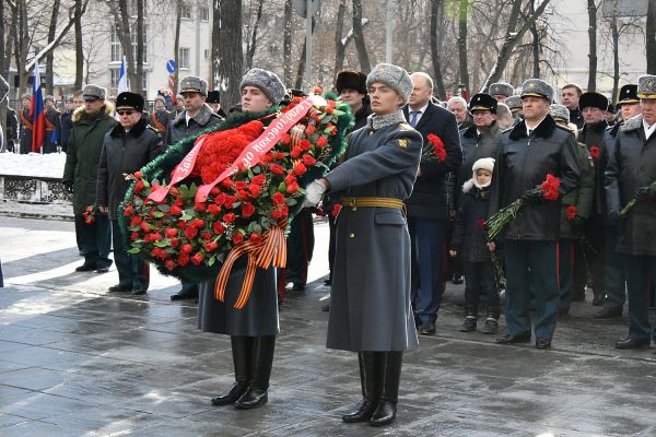 В День защитника Отечества уральцы возложили цветы к памятнику Георгию Жукову