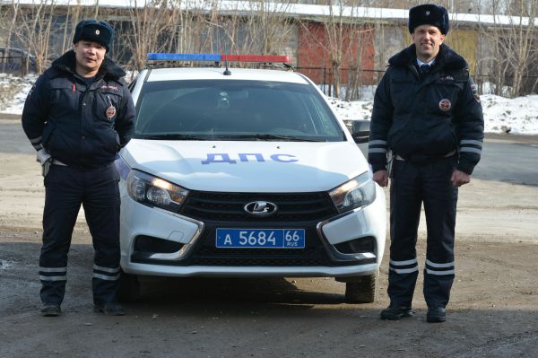 Свердловские инспекторы ГИБДД спасли жизнь семимесячному ребенку