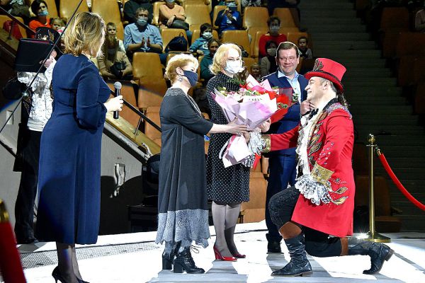 Екатеринбургский цирк подарил праздник врачам, борющимся с COVID-19