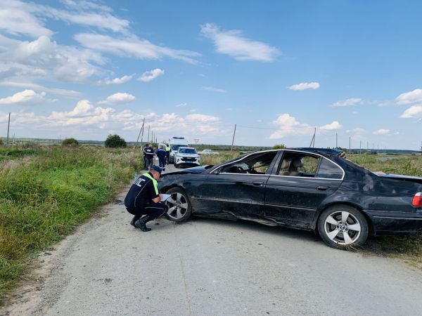 На трассе у аэродрома «Логиново» водитель БМВ разогнался и перевернул автомобиль. Он погиб, а пассажир не пострадал