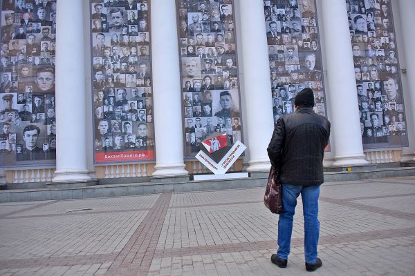 Фасад вокзала в Екатеринбурге украсили портреты 850 героев Великой Отечественной войны. Фото