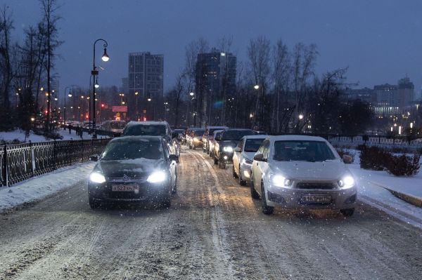 Екатеринбург сковали пробки после ночного снегопада