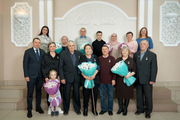 Шесть супружеских пар и три многодетные матери получили знаки отличия Свердловской области