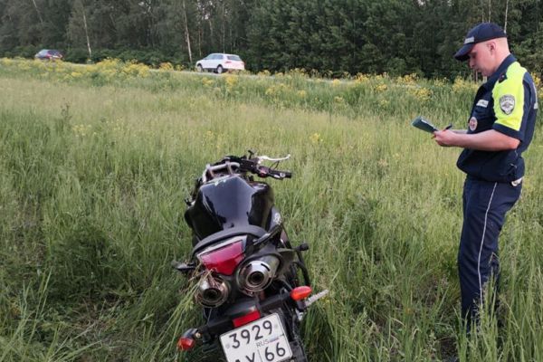 В ДТП на свердловской трассе разбились мотоциклист и велосипедист