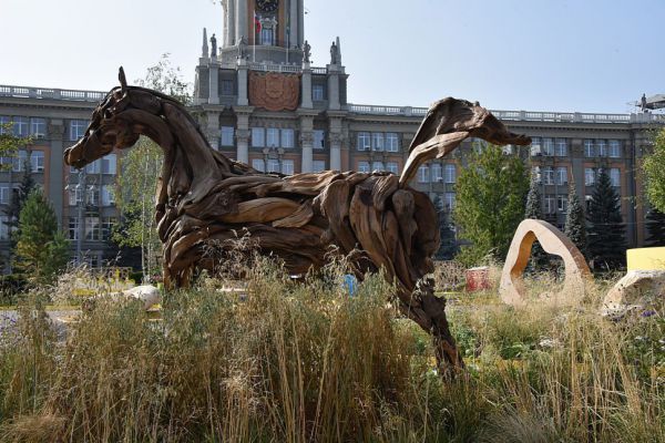 На площади 1905 года на месяц закрыли парковку