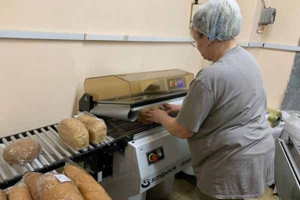 На Североуральском бокситовом руднике начали упаковывать хлеб