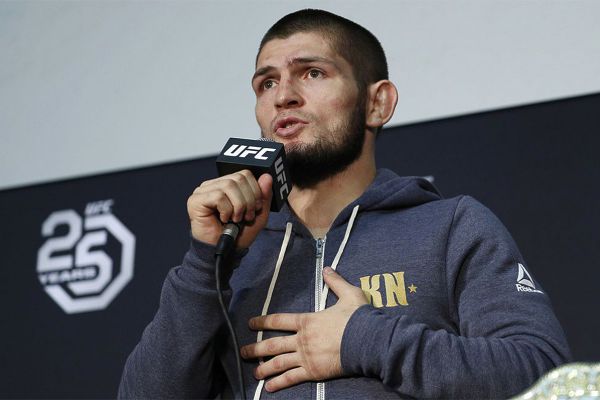 Встретили чемпиона: Хабиб Нурмагомедов прилетел в Екатеринбург