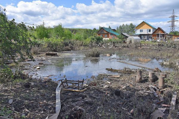 Вышедшая из берегов река в Свердловской области едва не затопила дома