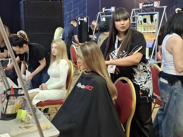 Уралочкам больше не надо выбирать себе лучшего мастера причесок. Его уже выбрали