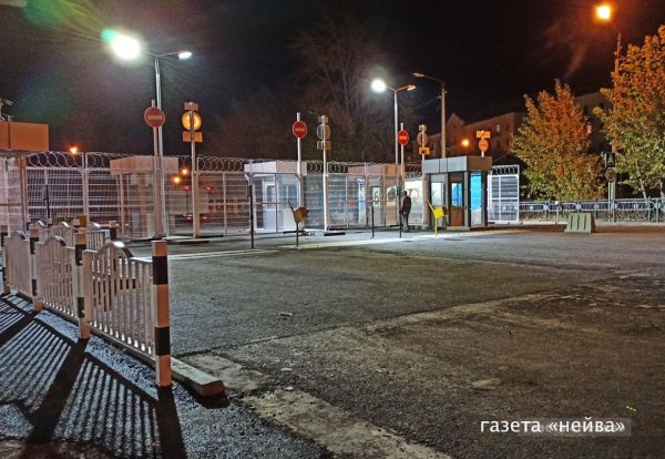 На пропускном пункте перед въездом в закрытый атомный уральский город пострадал водитель, открывший багажник для досмотра