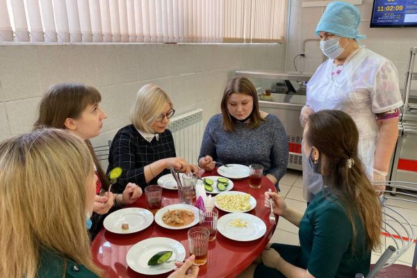 Родители пришли в школу, чтобы выяснить, почему дети отказываются от обедов дома