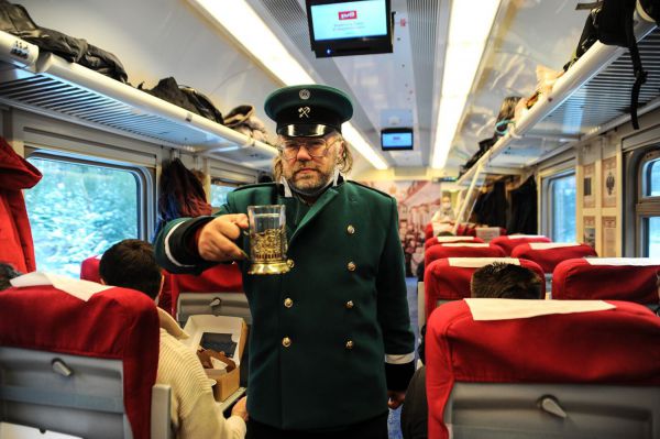 Фоторепортаж: корреспондент «УР» примерил форму проводника императорского поезда