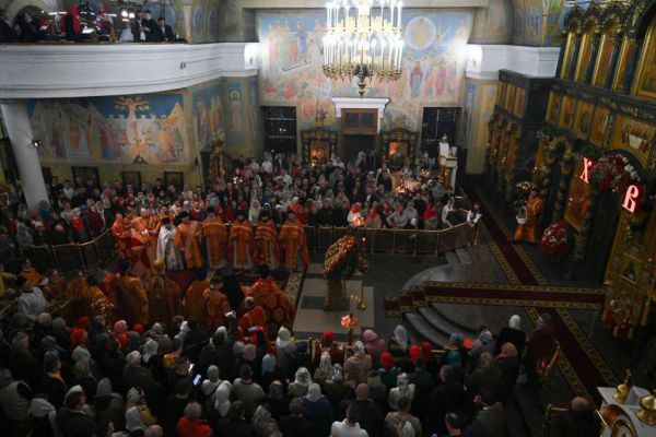 В  храмах Среднего Урала прошли пасхальные богослужения