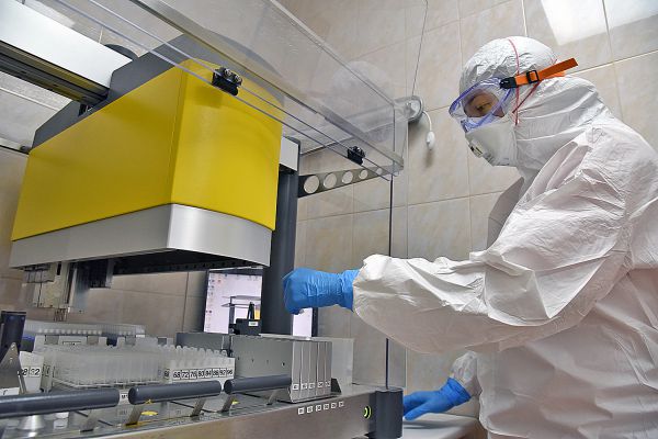 «УР» узнал, как сегодня работает главная на Урале лаборатория по диагностике COVID-19