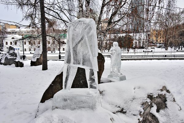 Фоторепортаж: в Историческом сквере Екатеринбурга началось свержение «ледяных вождей»