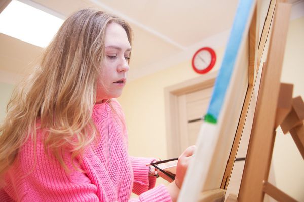 «Улыбнитесь, это постЭрония»: художница Алена Юдаева о бунте в искусстве и праве быть собой