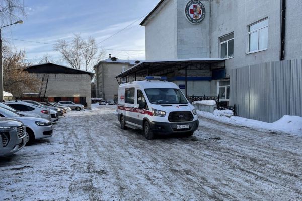 В уральской столице беременная женщина выпала из окна третьего этажа