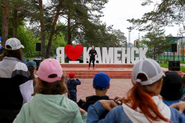 Жители Каменска-Уральского вновь вышли на «Зарядку с чемпионом»