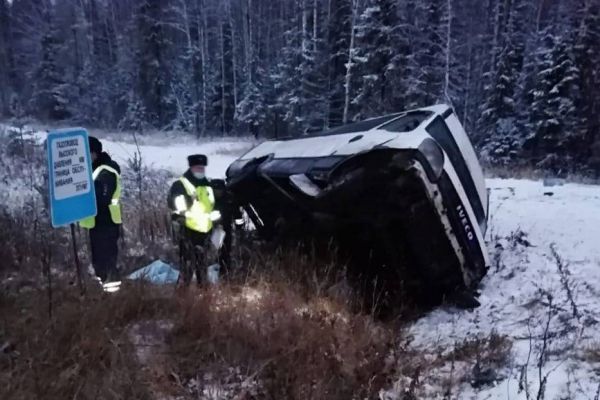 На Среднем Урале пассажирский автобус съехал с трассы и перевернулся. Есть жертвы