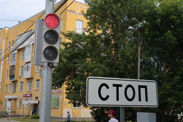 Мчат на красный: участники дорожного движения регулярно сталкиваются с опасным поведением водителей