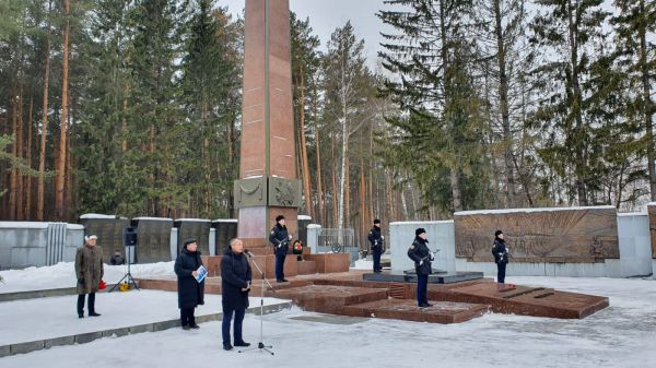 Уральцы возложили цветы к Вечному огню и памятнику Неизвестному солдату
