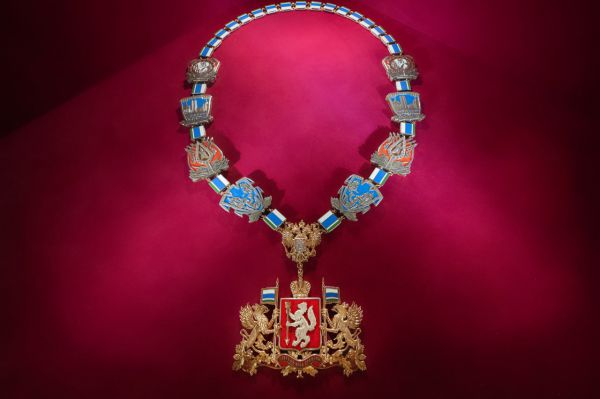 Должностной знак главы Свердловской области примет Денис Паслер, вступая в должность главы региона