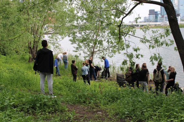 В Каменске-Уральском волонтеры очистили берег Исети, замусоренный рыбаками