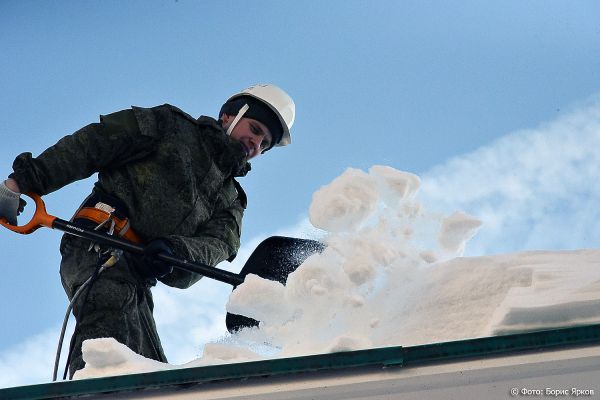 Чтоб не пришибло ледяной глыбой: на кого жаловаться, если с крыш не убирают снег и сосульки