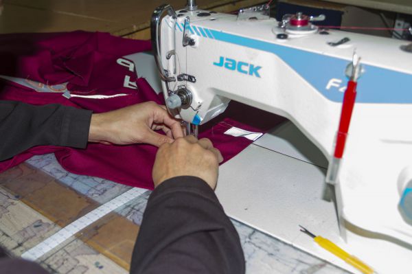 Невьянская колония шьет спецодежду для скорой помощи Барнаула