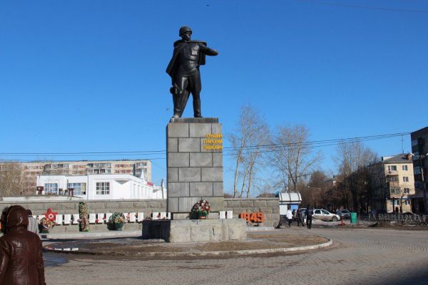 В Каменске-Уральском реконструируют памятник Герою Советского Союза Григорию Кунавину