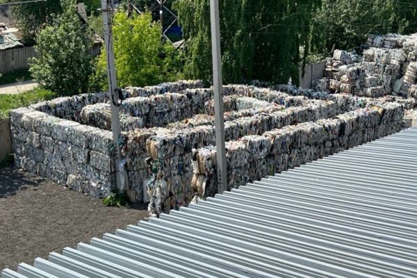В Екатеринбурге экоактивисты создали лабиринт из 200 тонн вторсырья