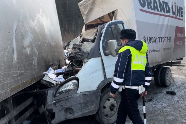 Подросток погиб в аварии с двумя грузовиками под Верхней Пышмой