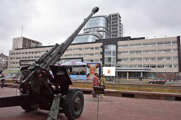 Зенитки, гаубицы и беспилотник выставили в открытом доступе в Екатеринбурге