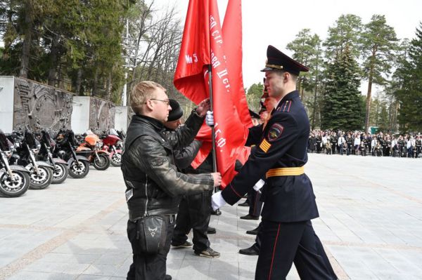 Свердловским муниципалитетам переданы копии  Знамени Победы, водруженного над рейхстагом