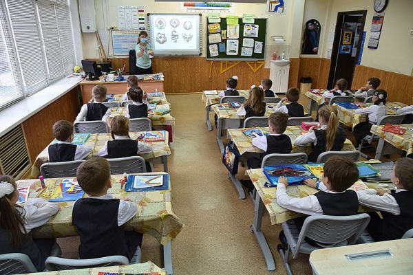 Свердловских школьников пока не планируют массово переводить на дистант из-за COVID
