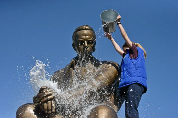 Накануне Дня радио студенты радиофака УрФУ помыли памятник Попову в центре Екатеринбурга