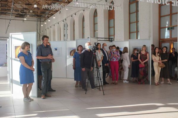 Персонажами выставки в Екатеринбурге стали две наклонных башни: в Невьянске и Пизе