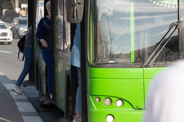 В Екатеринбурге ребенка с травмой колена высадили из автобуса из-за проблем с оплатой