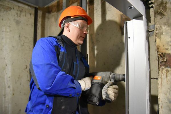 В жилинспекции разъяснили, кто сейчас отвечает за безопасность лифтов в домах свердловчан