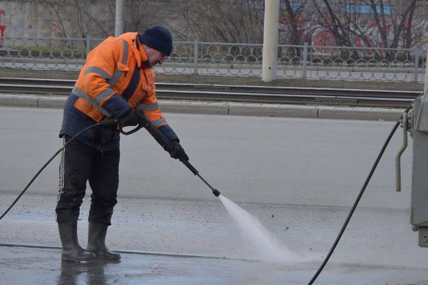Коммунальщики прибирают улицы Екатеринбурга ко Дню Победы в круглосуточном режиме
