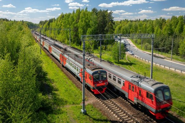 В июньские праздники на Свердловской магистрали введены дополнительные рейсы пригородных поездов