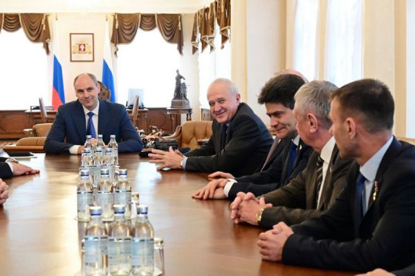 Денис Паслер поприветствовал членов комитета Совета Федерации по обороне и безопасности в Свердловской области