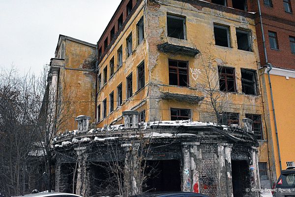 Возле заброшенной больницы в Зеленой Роще вырубили деревья