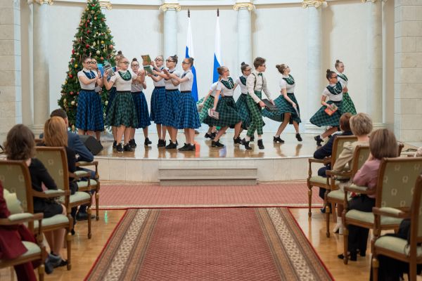 Приятный бонус: лучшие педагоги области получили премии губернатора от 100 до 300 тысяч рублей